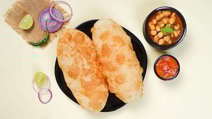 Chole Bhature (2 Pcs)