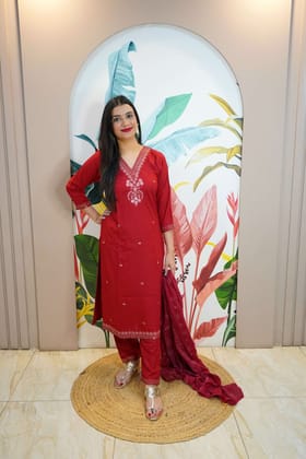 Red Colour Thread & Sequence Work Straight Kurta Set with Pant & Dupatta-L / Red