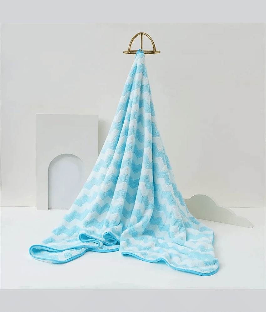 Vyakom Pack of 1 Microfibre 500 -GSM Bath Towel ( Blue )