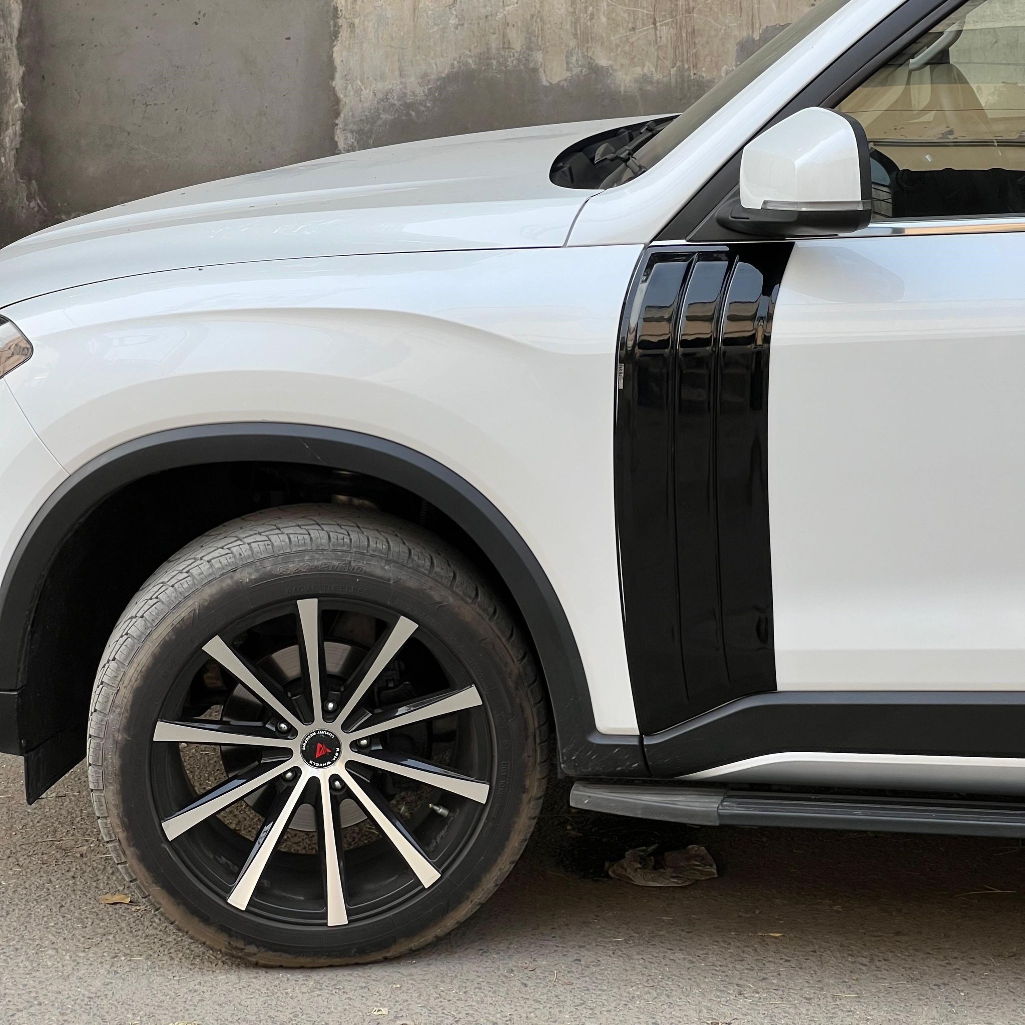DoorDrip for Mahindra Scorpio N-Gloss Black