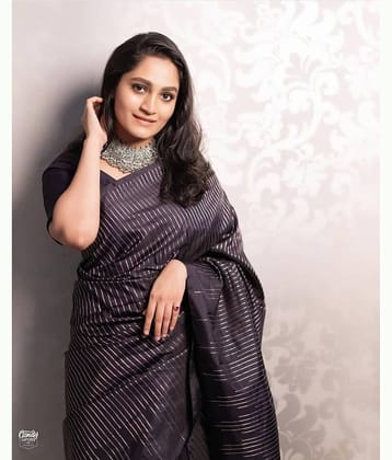 fab woven Art Silk Woven Design Banarasi saree With Unstitched Blouse Piece ( Navy Blue )