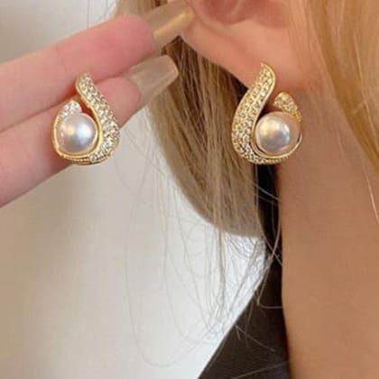 Pearl White Stud Earring