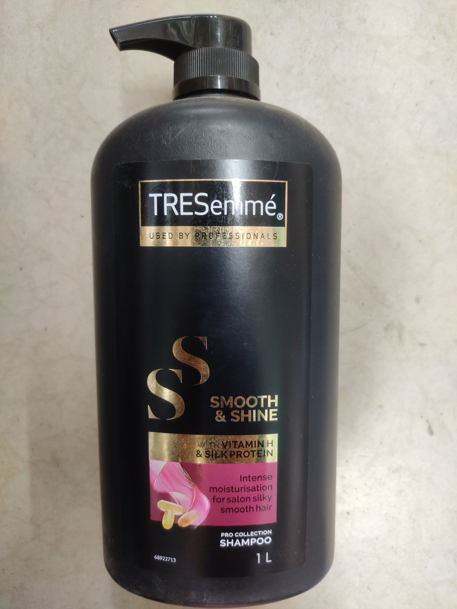 Tresemmé Used by professionals Smooth & shine With vitamin h & silk protein Pro collection Shampoo 