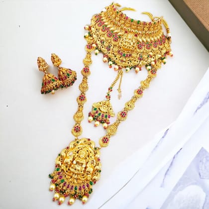 Traditional Gold Jewellery Set with Earrings Traditional Gold Jewellery Set with Earrings