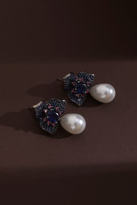 Estela Sapphire Pearl Stud Earrings-Zirconia