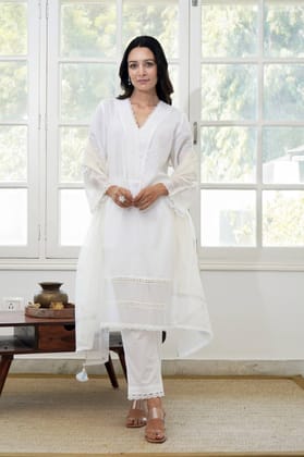 Camellia White Dupatta-Free Size / White