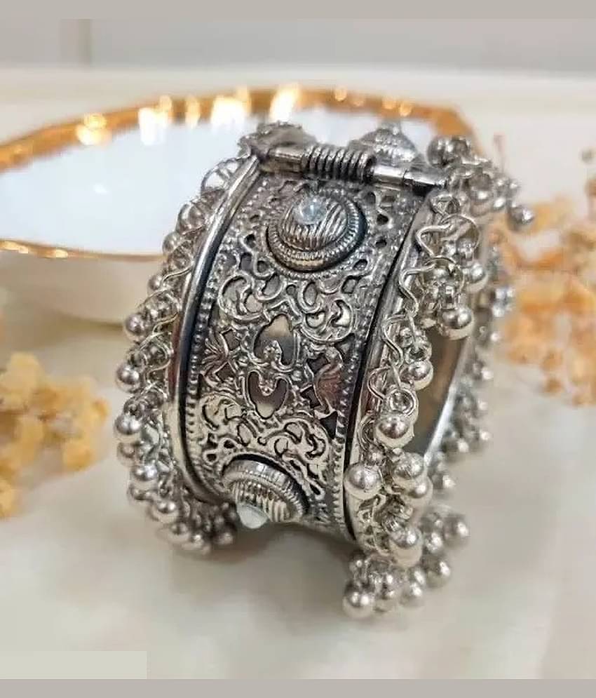 Samridhi DC Silver Cuff ( Pack of 1 )