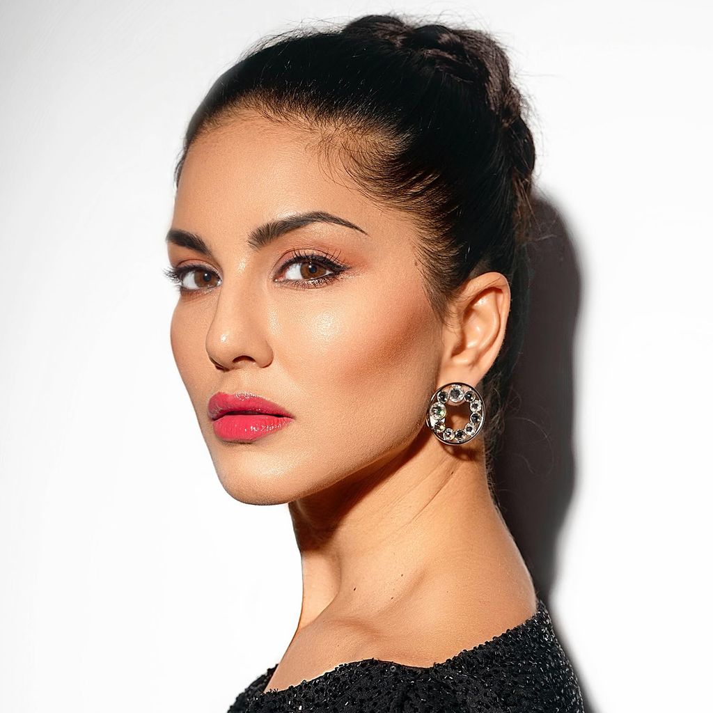 STARSTRUCK BY SUNNY LEONE Luxe Matte Lipstick | Richly Pigmented Luxe Matte Lipstick