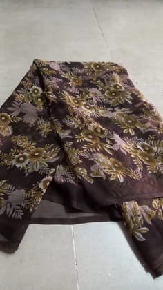 Elegant Embroidered Saree in Silk Blend Fabric Elegant Embroidered Saree in Silk Blend Fabric