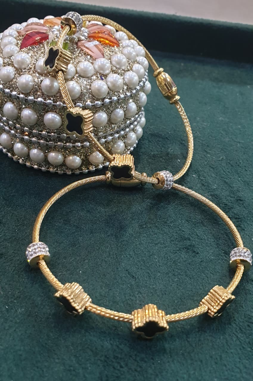 Anti Tarnish Magnatic Bracelets.b