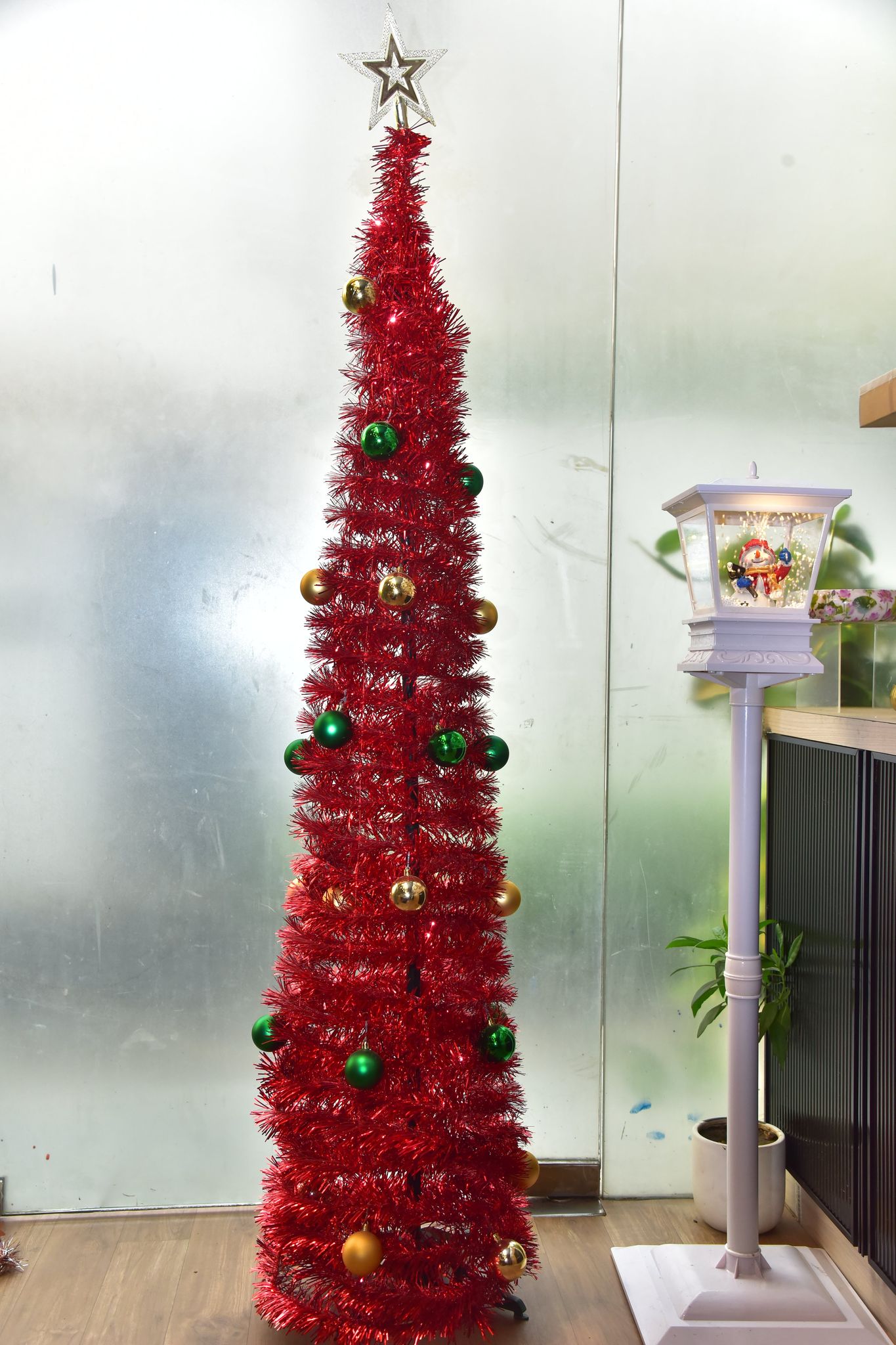 Collapsable ready to install Christmas tree