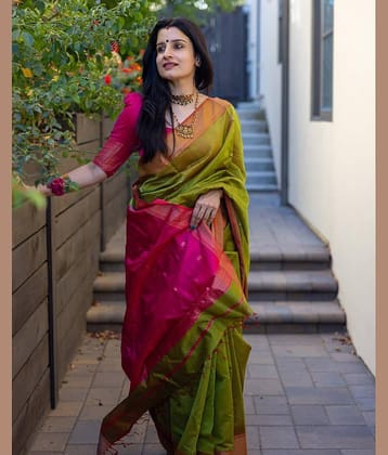 Sitanjali Silk Blend Woven Saree With Unstitched Blouse Piece ( Green )
