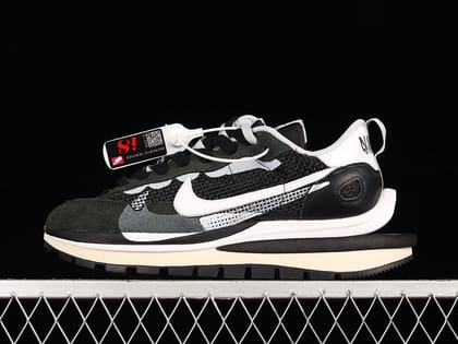 NikeMens Vaporwaffle sacai - Black/White-Euro 41