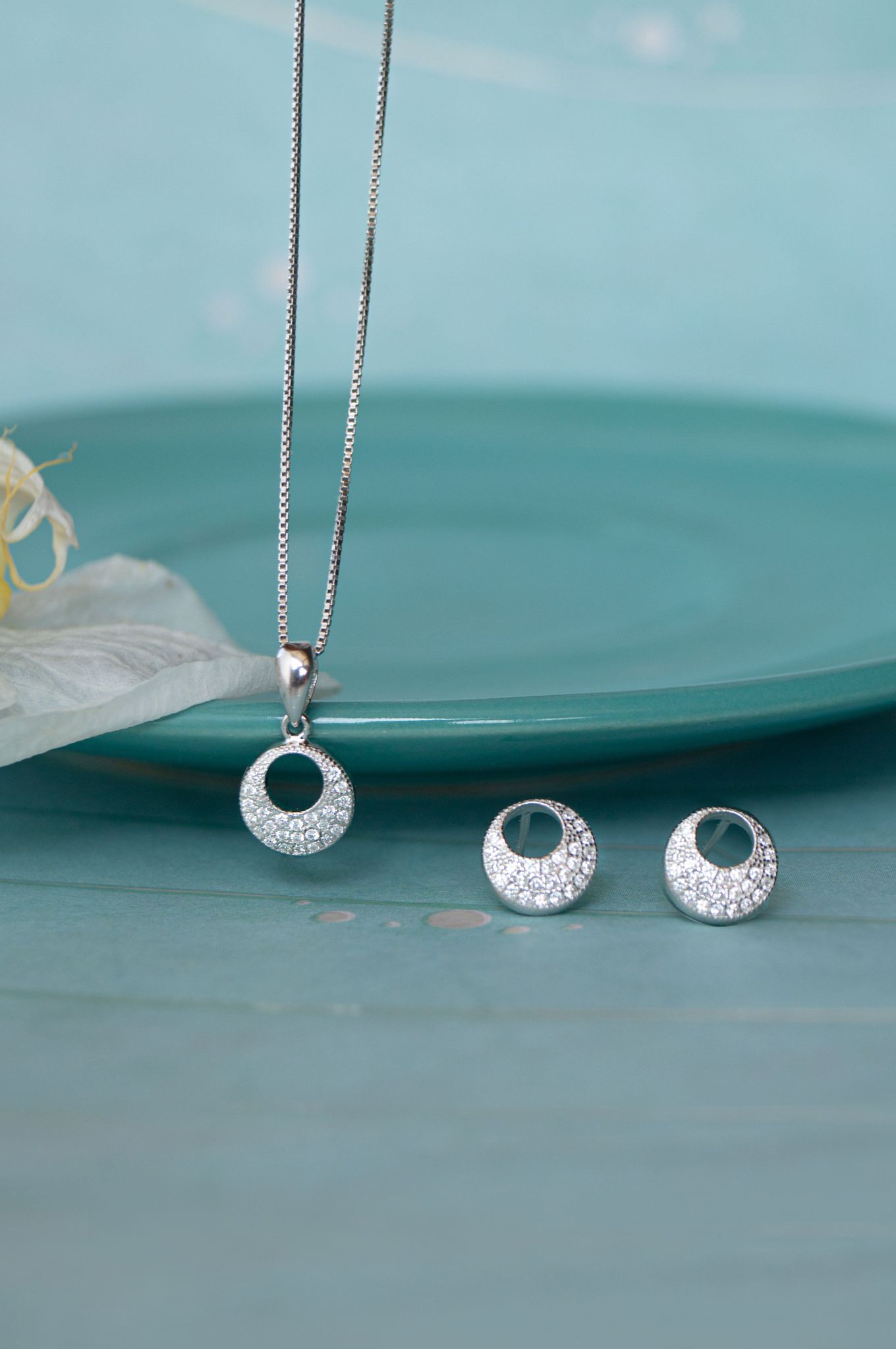 Little Circle Aura Sterling Silver Pendant Set-With Chain / Silver
