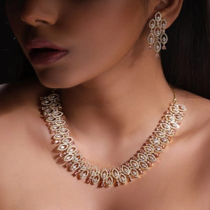 Gossip Elegant Petals Necklace Set