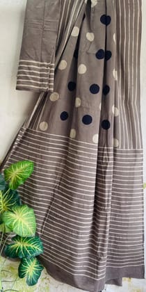 Hand block printed cotton mul saree with blouse.....Size 6.5 with blouseNatural dye n colourPure cotton (92*80)Pure hand ( without skrin chemical),,