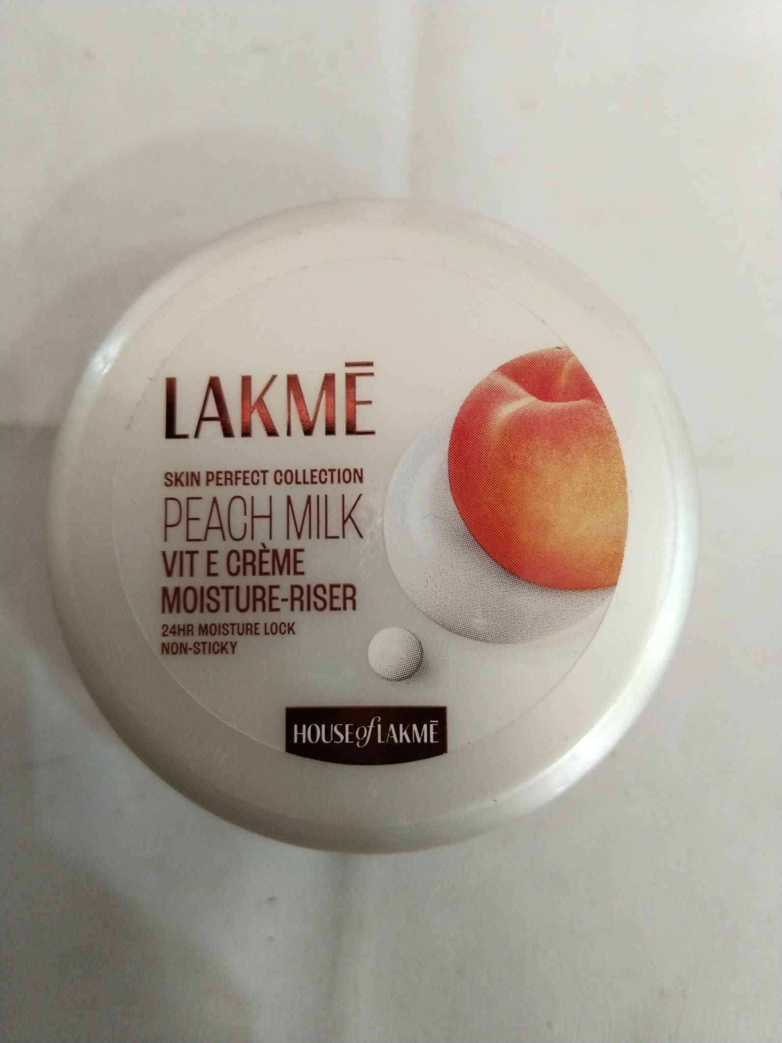 Lakme  Peach milk Vit e crème Moisture-riser 24hr moisture lock 
