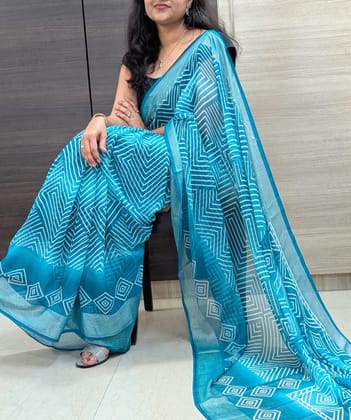 Bandhani print with Zari woven