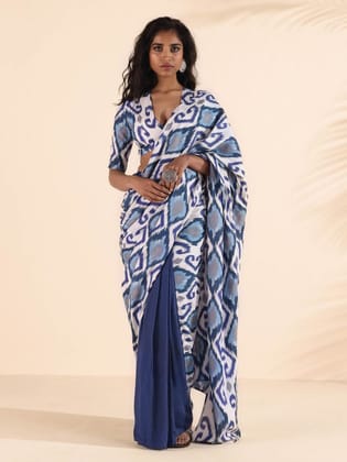 trueBrowns Blue White Muslin Ikat Saree - Blue (Free Size)