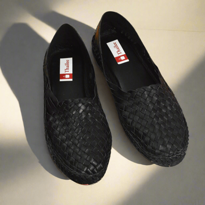 Kolapuri Centre Cushioned Leather Ethnic Black Kolhapuri Jutis-10