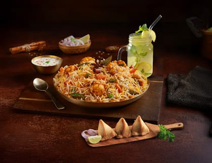 Subz-Dum Mughal Biryani + 3 Mini Samosas + Lemonade + Raita