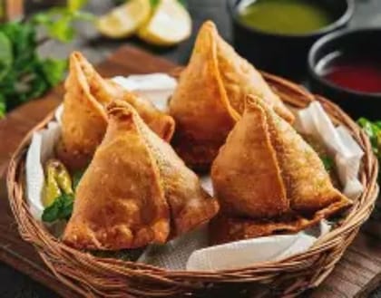 Classic Golden Fried Samosas - 10 kg - Basket of samosas
