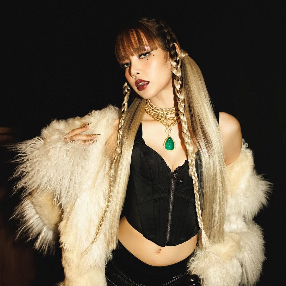 Lalisa Manoban in Roza Choker