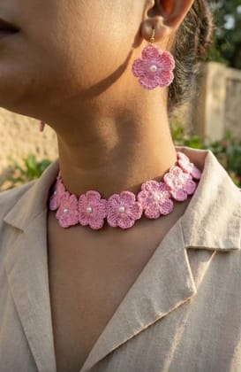 Crochet flowers necklace setPink colour flowers attach white pearl. This is adjustable thread.