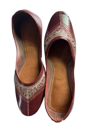 Traditional Jaipuri Leather Juttis, Maroon with Gold Embroidery, Handcrafted Indian Footwear, Ethnic Style Traditional Jaipuri Leather Juttis, Maroon with Gold Embroidery, Handcrafted Indian Footwear, Ethnic Style