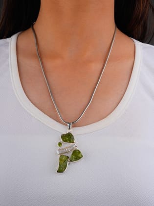 Elegant Silver Pendant with Peridot Stone