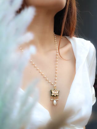 Sirwa Lotus Kundan Pendant Necklace-Green