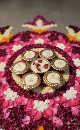 6 Diya Metal Urli candle with a Bowl in Middle for Rangoli, Diwali, Ganpati and Festival 6 Diya Metal Urli candle with a Bowl in Middle for Rangoli, Diwali, Ganpati and Festival
