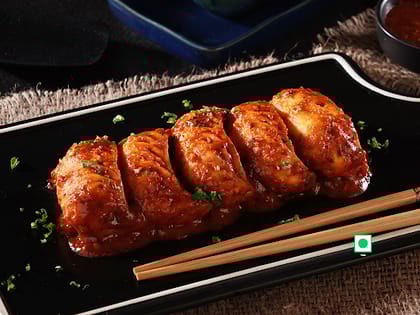 Veg Darjeeling Pan Fried Momo In Schezwan Sauce (Spicy)