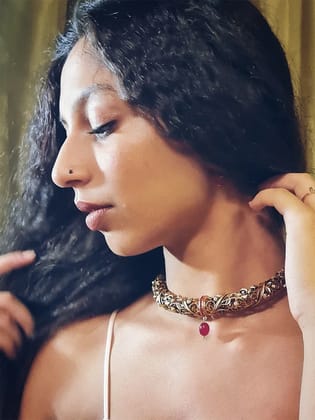 Antique gold finish intricate design hasli with ruby drop