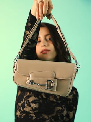 The Asymmetric Link Shoulder Bag-Clucthes