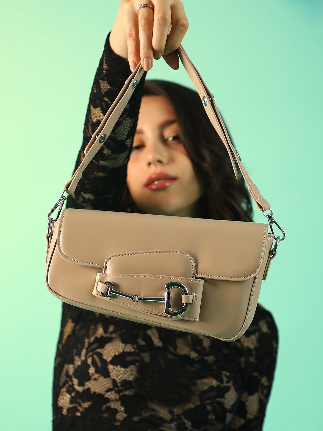 The Asymmetric Link Shoulder Bag-Clucthes