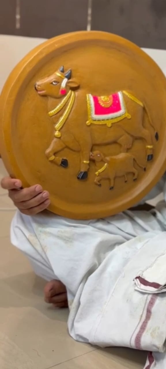 Dhanlaxmi Cow Dung Wall Plaque (300 gm) | Handcrafted Circular Relief Art with Cow and Calf | Eco-Friendly Home Decor for Vastu, Pooja Room