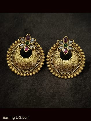 Flower top 3.5cm long self design round earrings