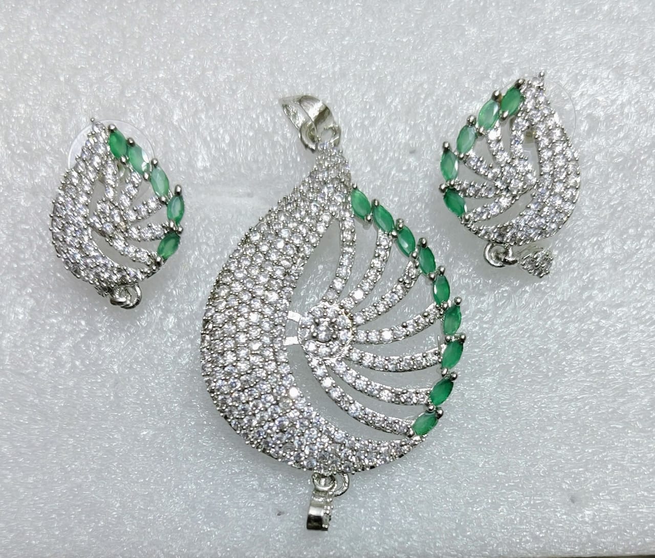 Pendant with earrings