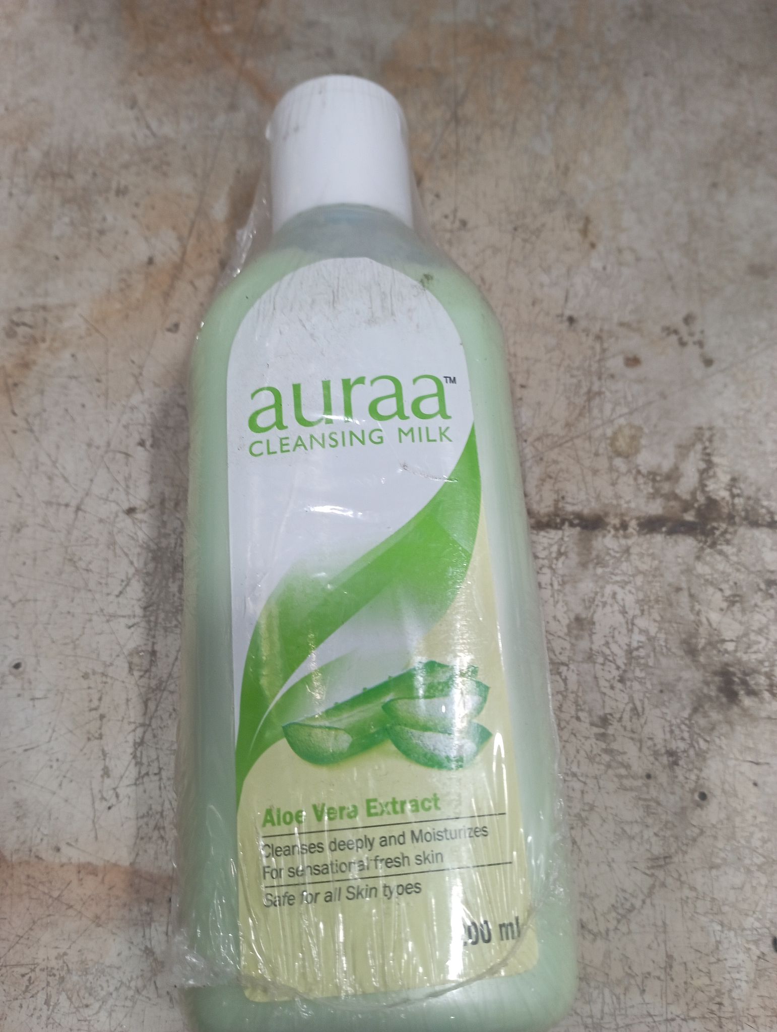 Auraa Cleansing mik Aloe vera extract Cleanses deeply and moisturizes For sersation alfresh skin Se for all skin types 200 ml 