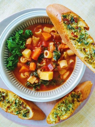 Chicken minestrone soup with garlic bread [2pcs]