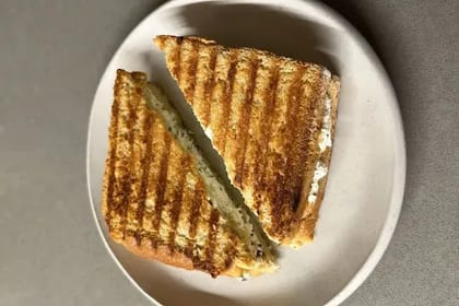 Paneer Grilled Sandwich [2 Pieces]