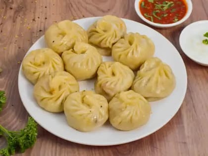 Veg Steamed Momos [10 Pieces]