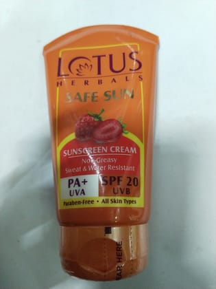 Lotus Herbals Safe sun Sunscreen cream Non-greasy Sweat & water resistant 