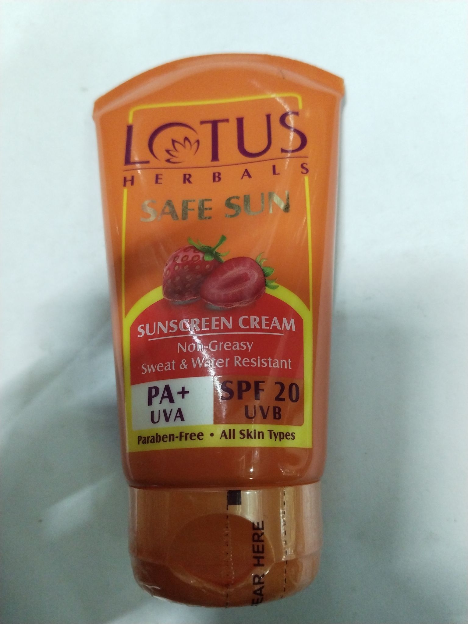 Lotus Herbals Safe sun Sunscreen cream Non-greasy Sweat & water resistant 