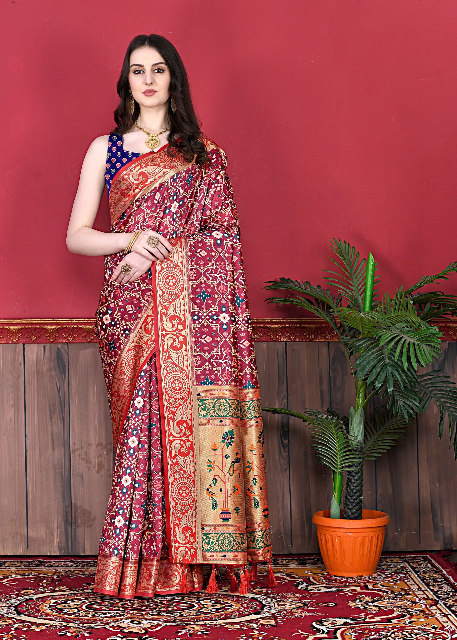 Yavira silk Women's Red Handwoven Silk Blend Saree