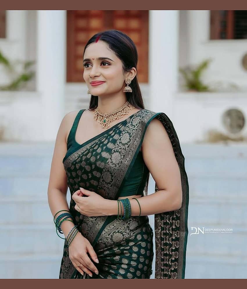 Vastukala Silk Woven Saree With Unstitched Blouse Piece ( Green )