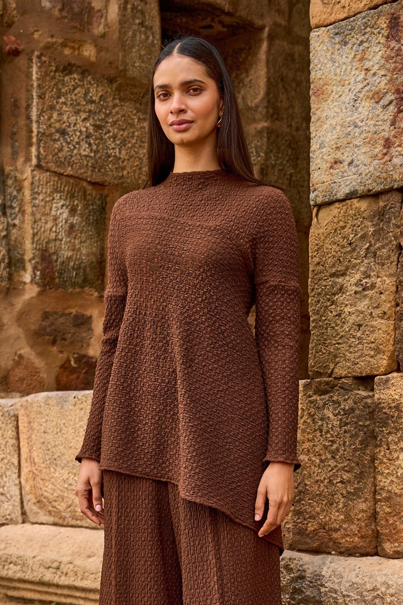 TEXTURED KNIT ARCHITECTURAL TOP-L / Brown