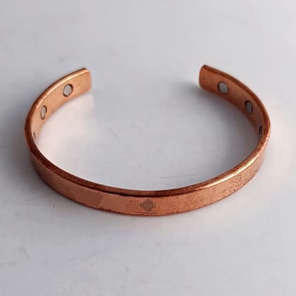Indian Art Villa Pure Copper Flat Plain Bangle with Inbuilt Magnet – Handcrafted Bracelet for Energy Balance, Traditional Unisex Adjustable Kada for Men & Women, Spiritual & Festive Gift