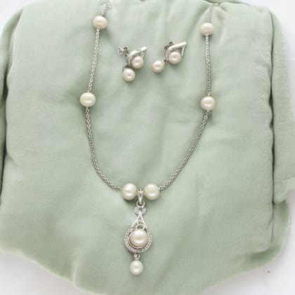 Sri Jagdamba Pearls Panache Pearl Chain Set